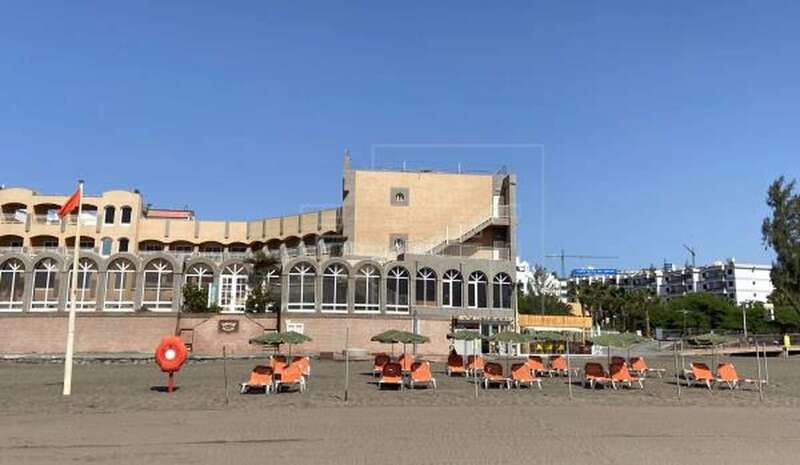 Vista de un hotel cerrado al público en la playa de San Agustín (Foto EFE / José María Rodríguez)